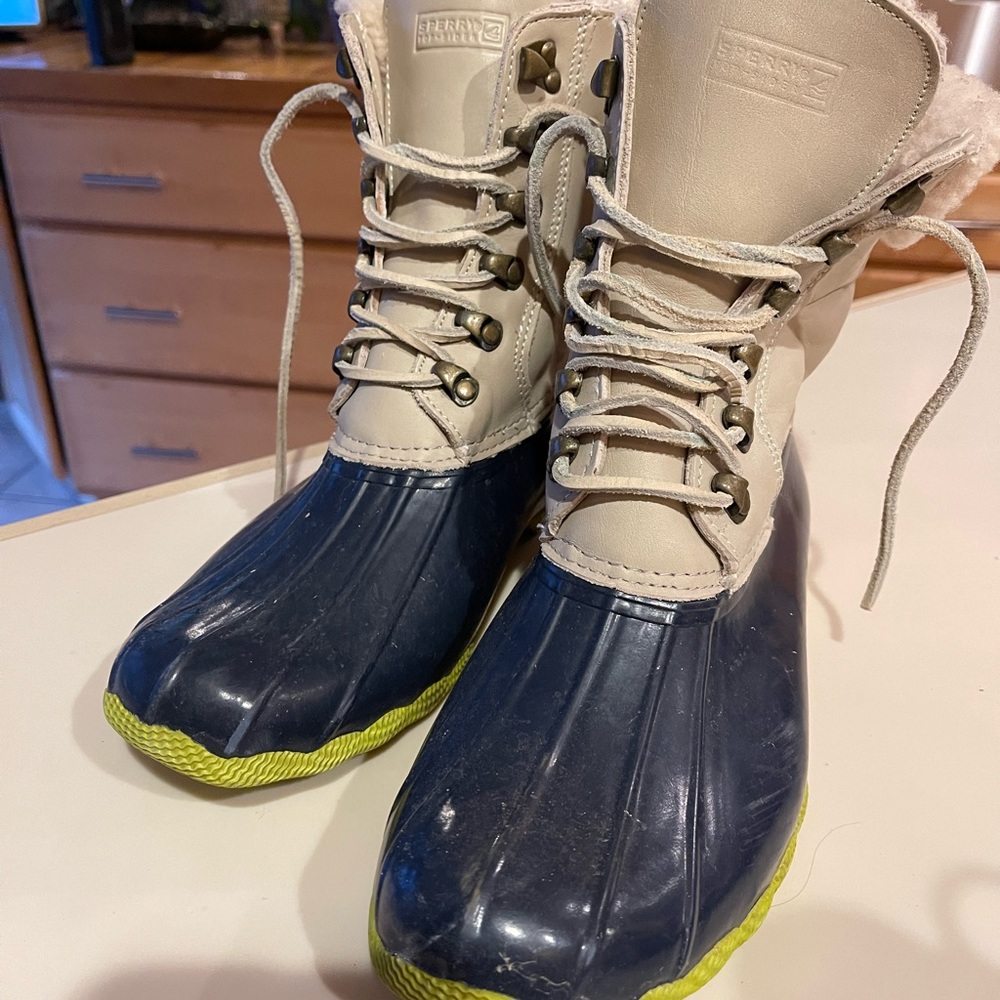 Women’s Size 10 SPERRY Snow Boots - excellent condition!